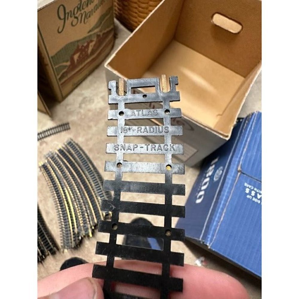 ATLAS HO SCALE LOT OF 80 PIECES SNAPTRACK SEE PHOTOS RERAILER 18' R 9' STRAIGHT - Picture 7 of 12